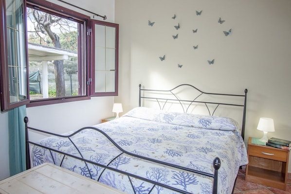 2 habitaciones, tabla de planchar con plancha y cuna de viaje