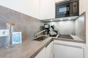 Refrigerador, microondas, parrilla de estufa y cafetera y tetera 