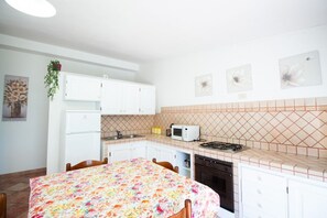 Fridge, oven, stovetop, coffee/tea maker