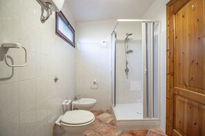 Chuveiro, secador de cabelo, bidê 