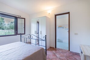 4 bedrooms, iron/ironing board, travel cot