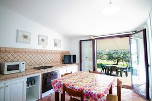 Fridge, oven, stovetop, coffee/tea maker - Su Tuvulu 2 by All4sardinia  (CARDEDU)