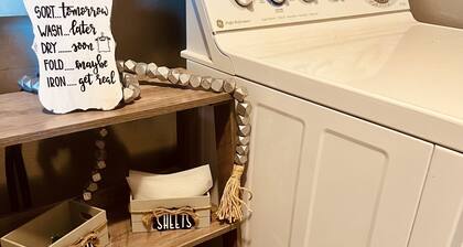 10 minutes to Lake Fork boat ramp, cozy 2 bedroom 1 bath with boat parking