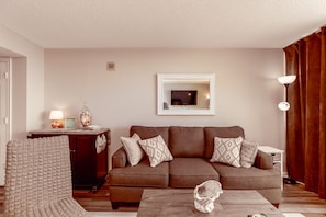 Smart TV - Gorgeous views and property sleeps four full kitchen (Myrtle Beach)