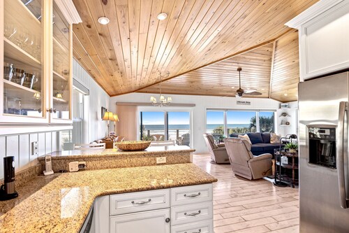Oceanfront Home / No Cars On Beach / Walk to Shopping & Dining / 4009S