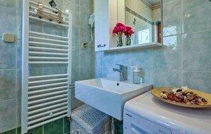 Shower - Nice home in Liznjan with WiFi (Liznjan)