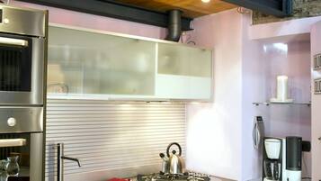 Een koelkast, een microgolfoven, een kookplaat, een vaatwasser