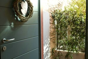 A door with a heart-shaped decoration, a keyhole, and a handle. - Casa Rossa - My Home In Como (Cernobbio)