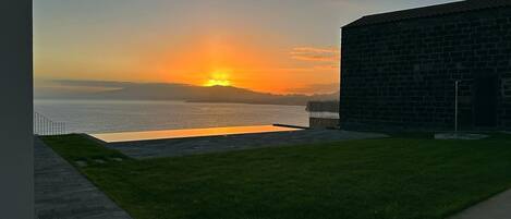 Utendørsbasseng, bassengparasoller og solsenger