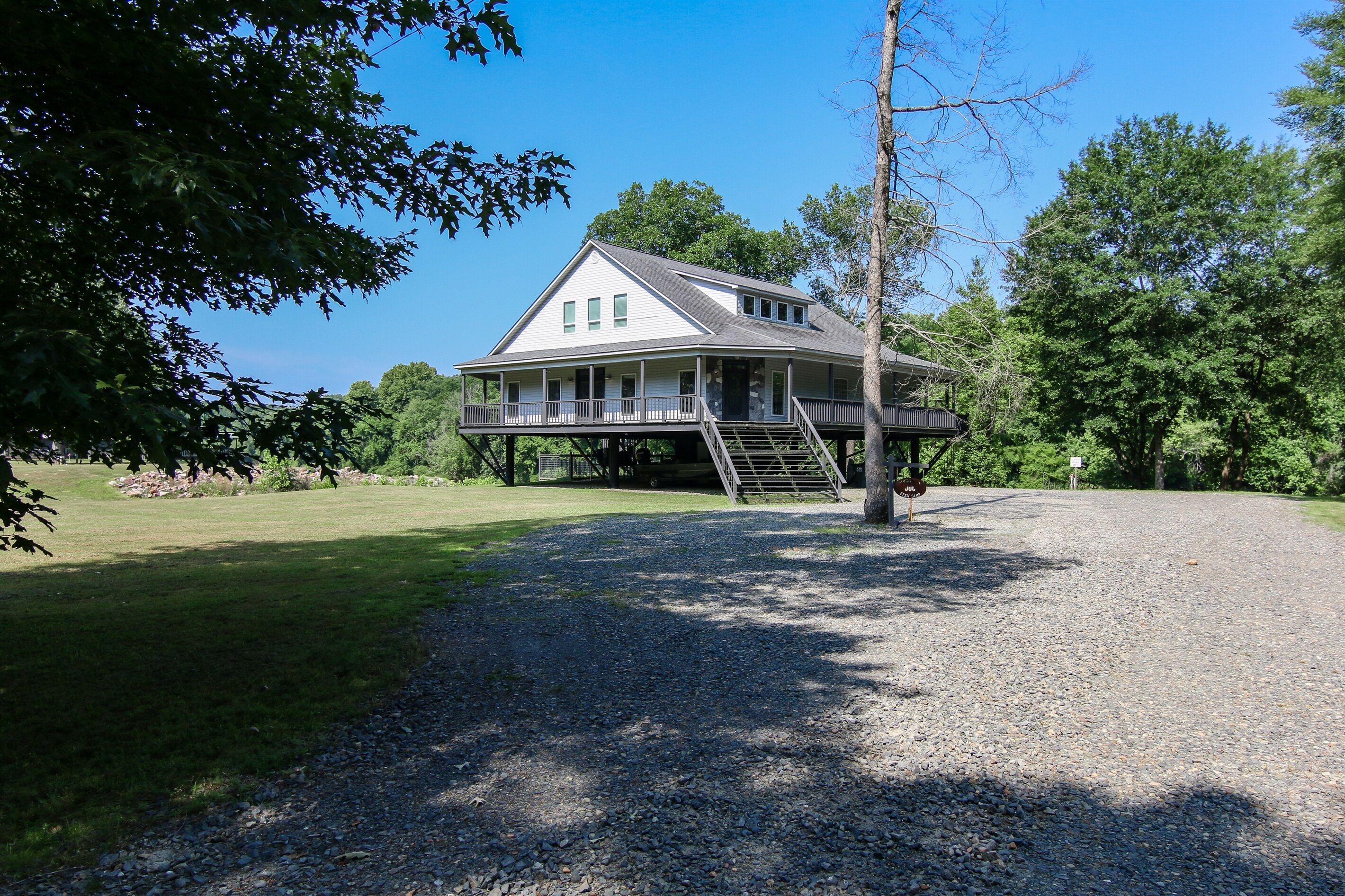 Running M Fish Camp: Sleeps 14 + Two Boat Slips
