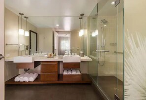 Hair dryer, bidet, towels, soap - Kings' Land, a Hilton Grand Vacations Club - 2 Bedroom - 2BR (Waikoloa Village)