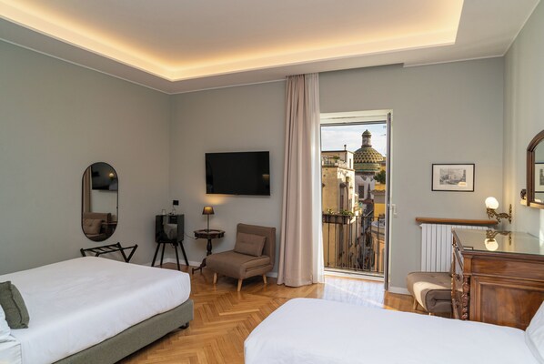 Camera Quadrupla Deluxe con balcone | Két bảo mật tại phòng, bàn, phòng cách âm, bàn ủi/dụng cụ ủi quần áo