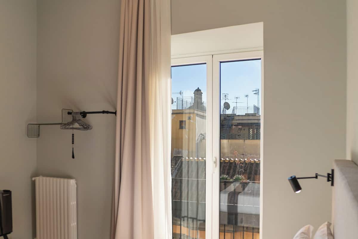 Deluxe Matrimoniale con jacuzzi e balcone | خزنة داخل الغرفة ومكتب وتجهيزات عازلة للصوت ومكواة/لوح كي