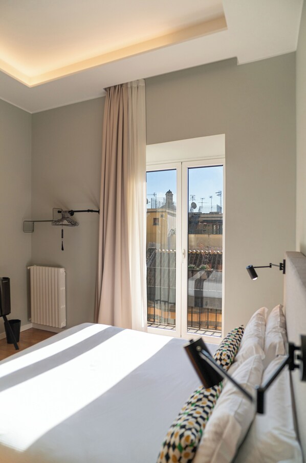 Deluxe Matrimoniale con jacuzzi e balcone | خزنة داخل الغرفة ومكتب وتجهيزات عازلة للصوت ومكواة/لوح كي