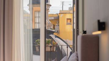 Camera Tripla Deluxe con balcone | Una cassaforte in camera, una scrivania, insonorizzazione