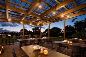 Outdoor dining - Ocean Tower, a Hilton Grand Vacations Club - 2 Bedroom Penthouse - Resort View - 2PH (Waikoloa Village)