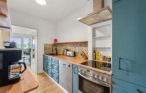 Een koelkast, een kookplaat, een vaatwasser