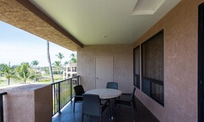 Outdoor dining - The Bay Club, a Hilton Grand Vacations Club - 2 Bedroom - AP7 (Waikoloa Village)