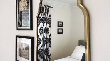 3 chambres, bureau, fer et planche à repasser, lit parapluie