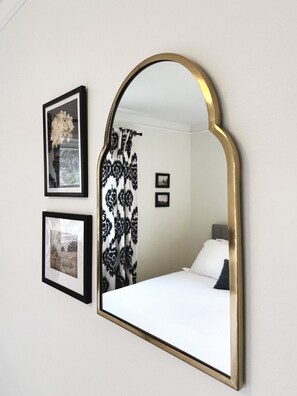 3 habitaciones, escritorio y tabla de planchar con plancha