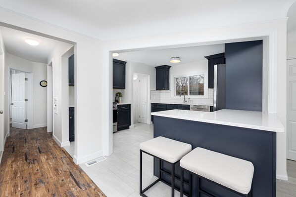 Refrigerador, microondas, horno y parrilla de estufa