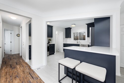 Downtown Plymouth Cozy Bungalow, centrally-located, sleeps 6