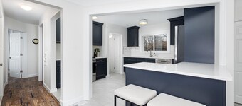 Downtown Plymouth Cozy Bungalow, centrally-located, sleeps 6