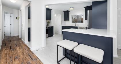 Downtown Plymouth Cozy Bungalow, centrally-located, sleeps 6