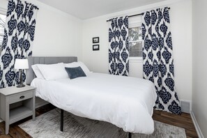 3 quartos, escrivaninha, ferros/tábuas de passar roupa, berço de viagem