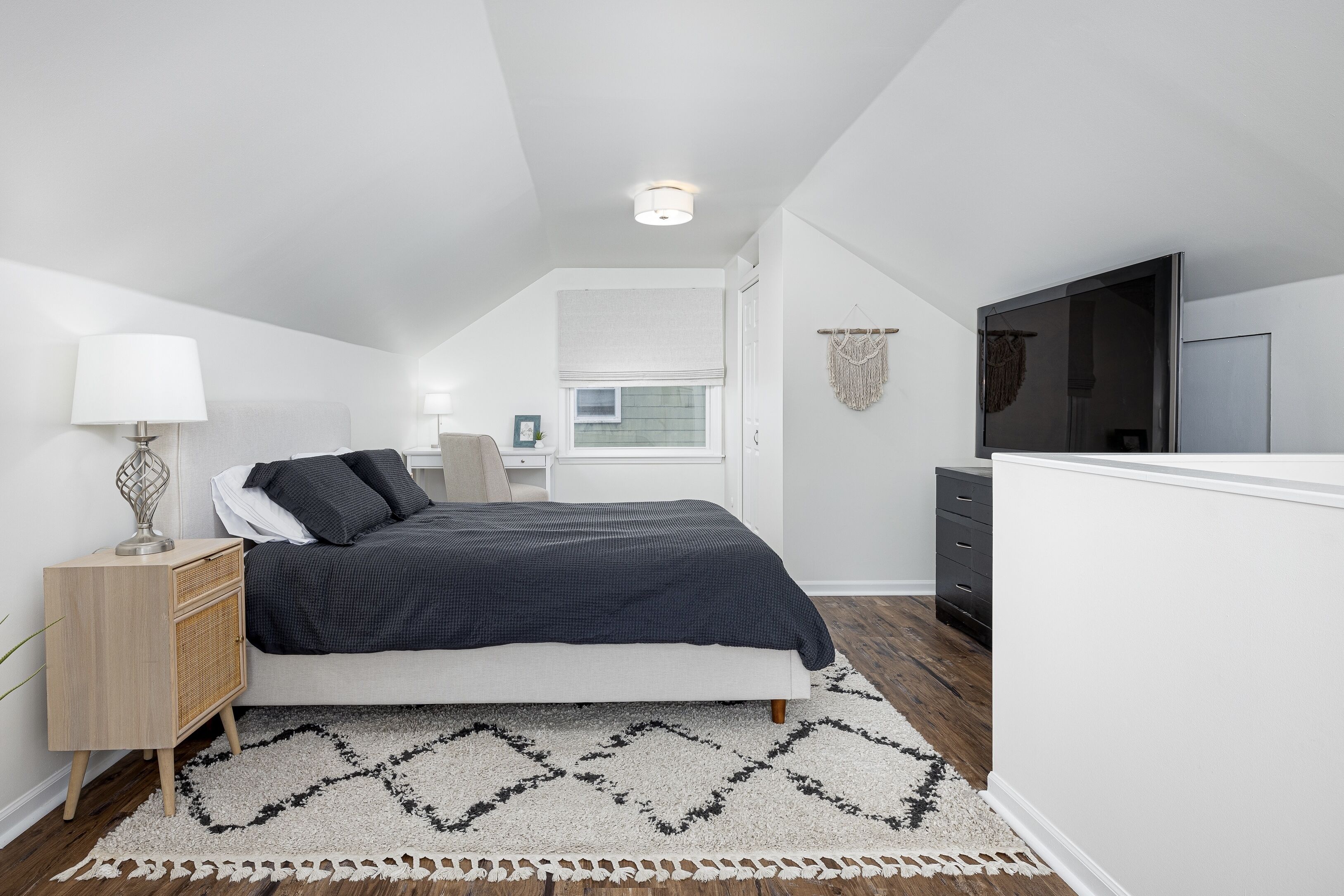 3 bedrooms, desk, iron/ironing board, travel crib