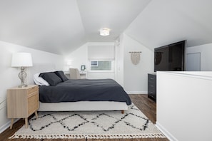 3 bedrooms, desk, iron/ironing board, travel cot - Downtown Plymouth Cozy Bungalow, centrally-located, sleeps 6 (Plymouth)