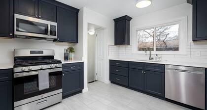 Relaxing Downtown Plymouth Bungalow, centrally-located for up to 6 guests