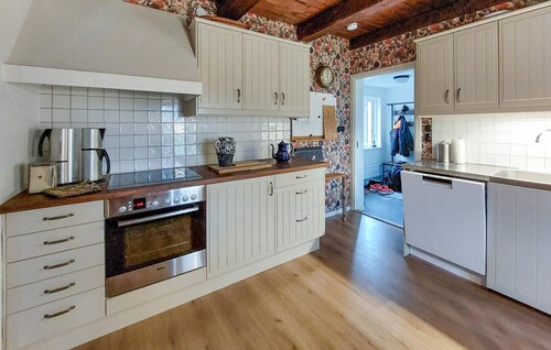 Lovely home in Tjörnarp with WiFi