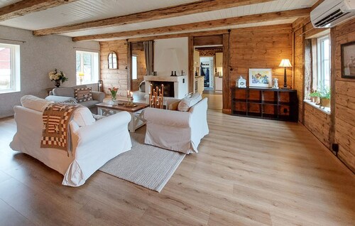 Lovely home in Tjörnarp with WiFi