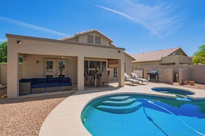 Pool - 🌟 Arrowhead Ranch: Where Golf Meets Luxury Living! 🌟 (Glendale)