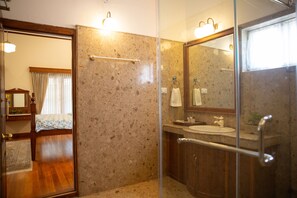 Double Room | Bathroom - Marlihill Bungalow - CGH Earth (Ootacamund)