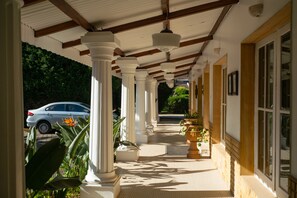 Property entrance - Marlihill Bungalow - CGH Earth (Ootacamund)