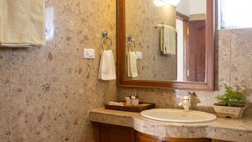 Chambre Double | Salle de bain | Articles de toilette gratuits, sĂšche-cheveux, peignoirs, chaussons