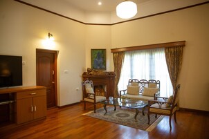 Double Room | In-room safe, desk, soundproofing, iron/ironing board