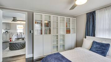 2 bedrooms, desk, internet, bed sheets