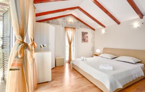 4 bedrooms, iron/ironing board, travel cot, free WiFi