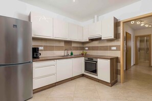 Fridge, oven, stovetop, dishwasher