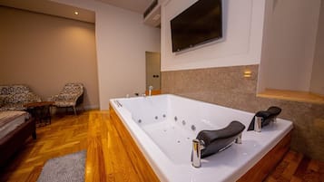 Suite, 1 soverom, ikke-røyk | Sengetøy av topp kvalitet, dundyner, skrivebord og wi-fi (inkludert)