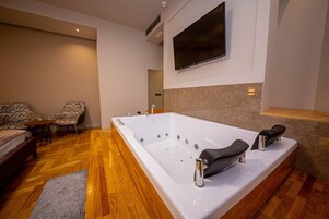 Suite, 1 habitación, no fumadores | Ropa de cama de alta calidad, edredones de plumas, escritorio