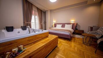 Suíte, 1 quarto, para não fumantes | Roupas de cama premium, edredons de pluma, escrivaninha