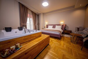 Suite, 1 habitación, no fumadores | Ropa de cama de alta calidad, edredones de plumas, escritorio