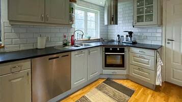 Coffee/tea maker, fridge, microwave, stovetop