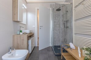 Shower, hair dryer, bidet - GuestHost - Ferrara The Castle Dazzling Apartment (Ferrara)