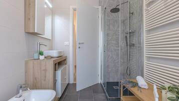 Dusche, Haartrockner, Bidet