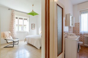 2 bedrooms, iron/ironing board, WiFi, bed sheets - GuestHost - Cozy apartment located in the pretty Municipality of Barni, a small town in the Lariano Triangle, the part of land between the two branches of Lake Como, from which you can reach Bellagio by car or public transport (local bus, infrequent trip (Barni)